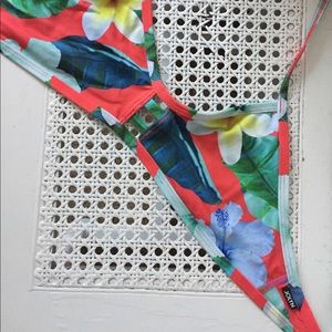 JOLYN TOMCAT- NWOT-RED ALOHA PRINT 🌺